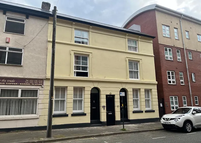 New Colourful & Spacious 2 Bedroom Apartment In Central Birmingham With Free Wifi, Parking And Keyless Access