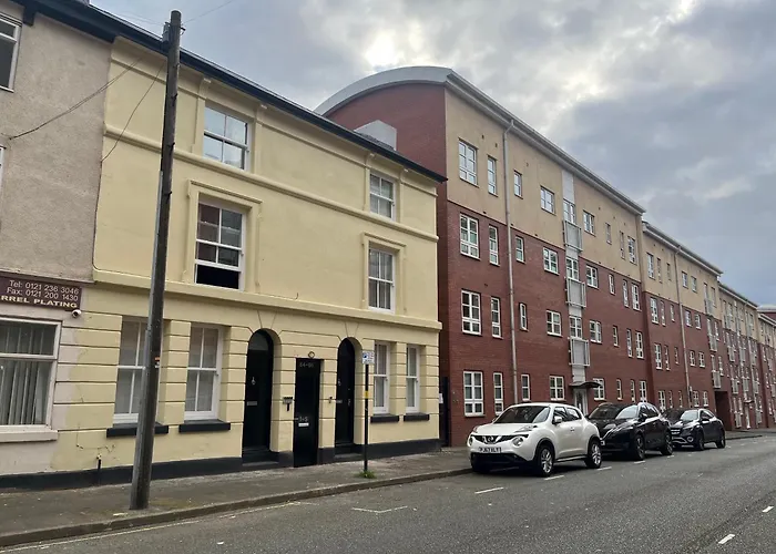 New Colourful & Spacious 2 Bedroom Apartment In Central Birmingham With Free Wifi, Parking And Keyless Access
