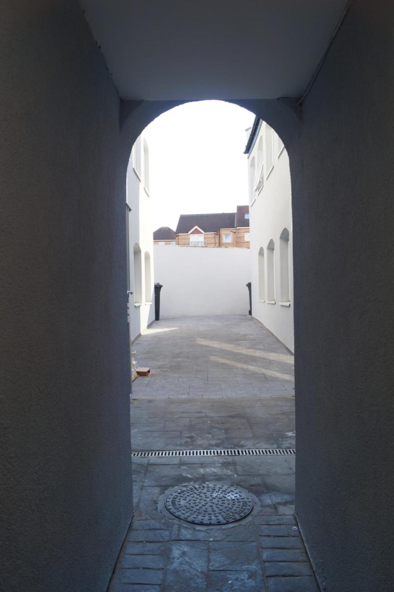 New Colourful & Spacious 2 Bedroom In With Free Wifi, Parking And Keyless Access Апартаменты