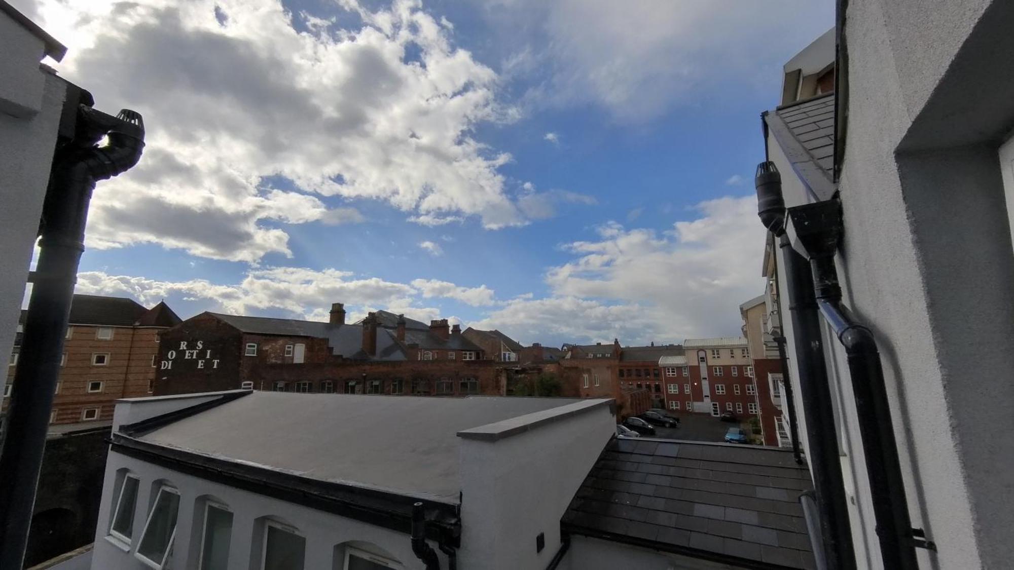 New Colourful & Spacious 2 Bedroom In With Free Wifi, Parking And Keyless Access Апартаменты Бирмингем