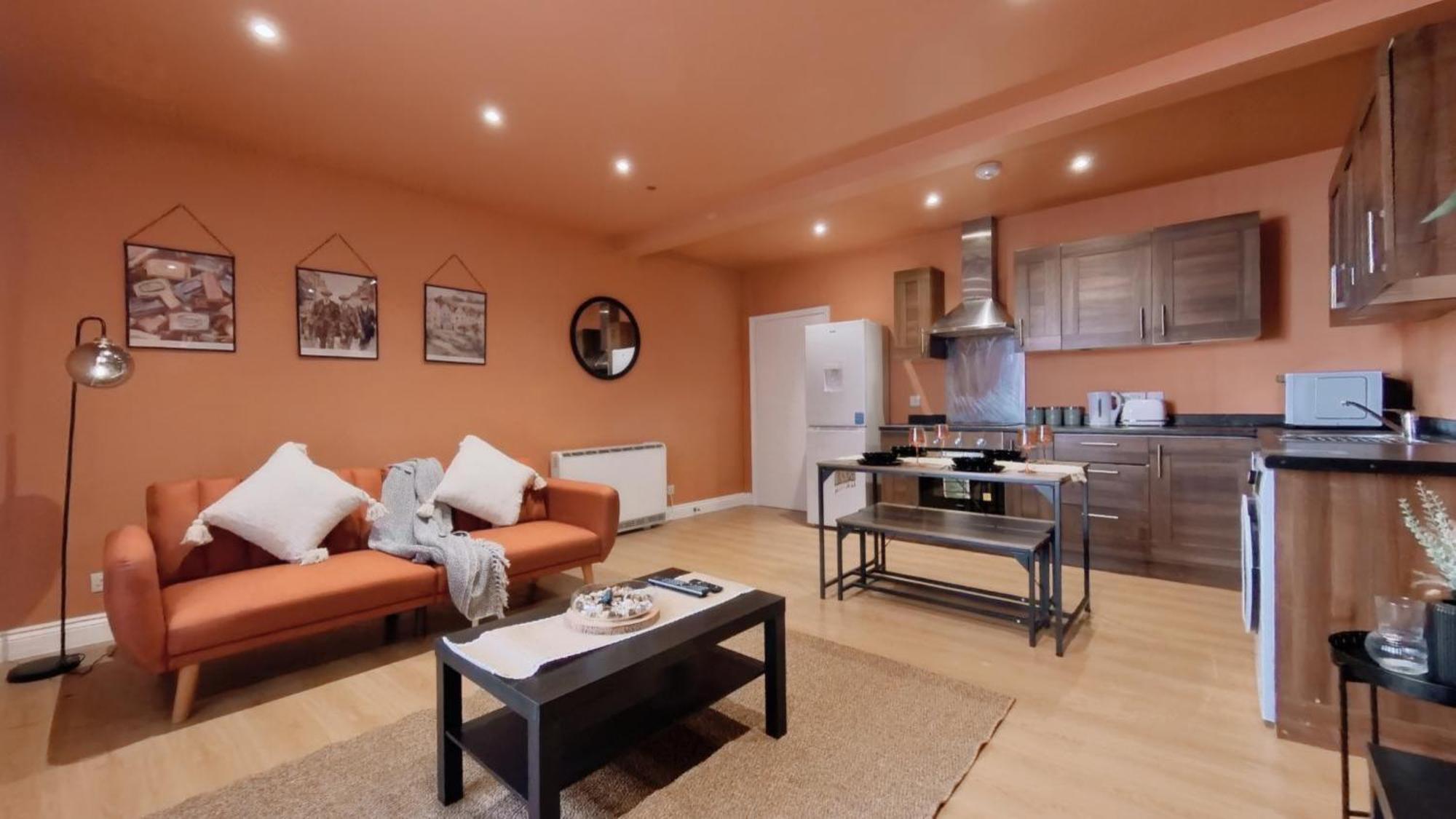 New Colourful & Spacious 2 Bedroom In With Free Wifi, Parking And Keyless Access Апартаменты