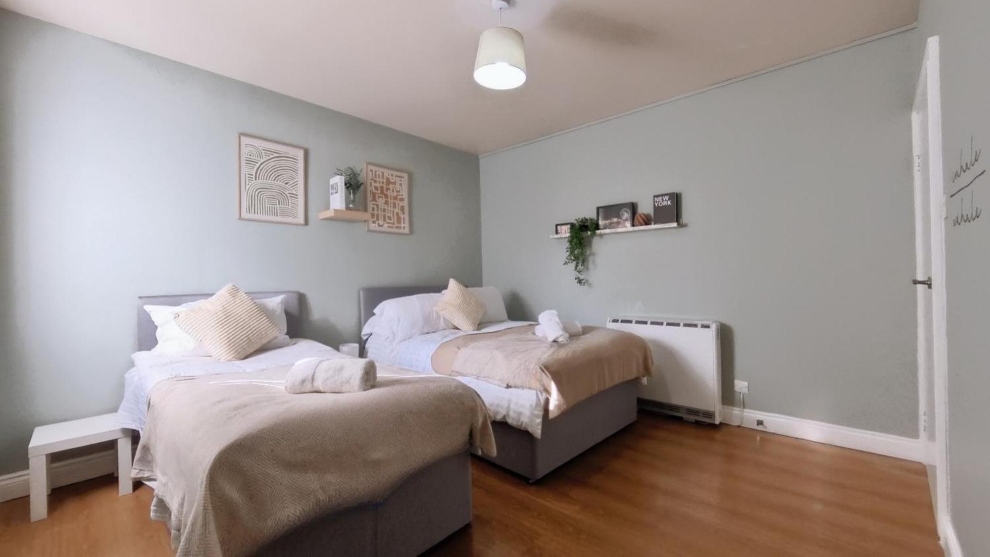 Апартаменты New Colourful & Spacious 2 Bedroom In With Free Wifi, Parking And Keyless Access