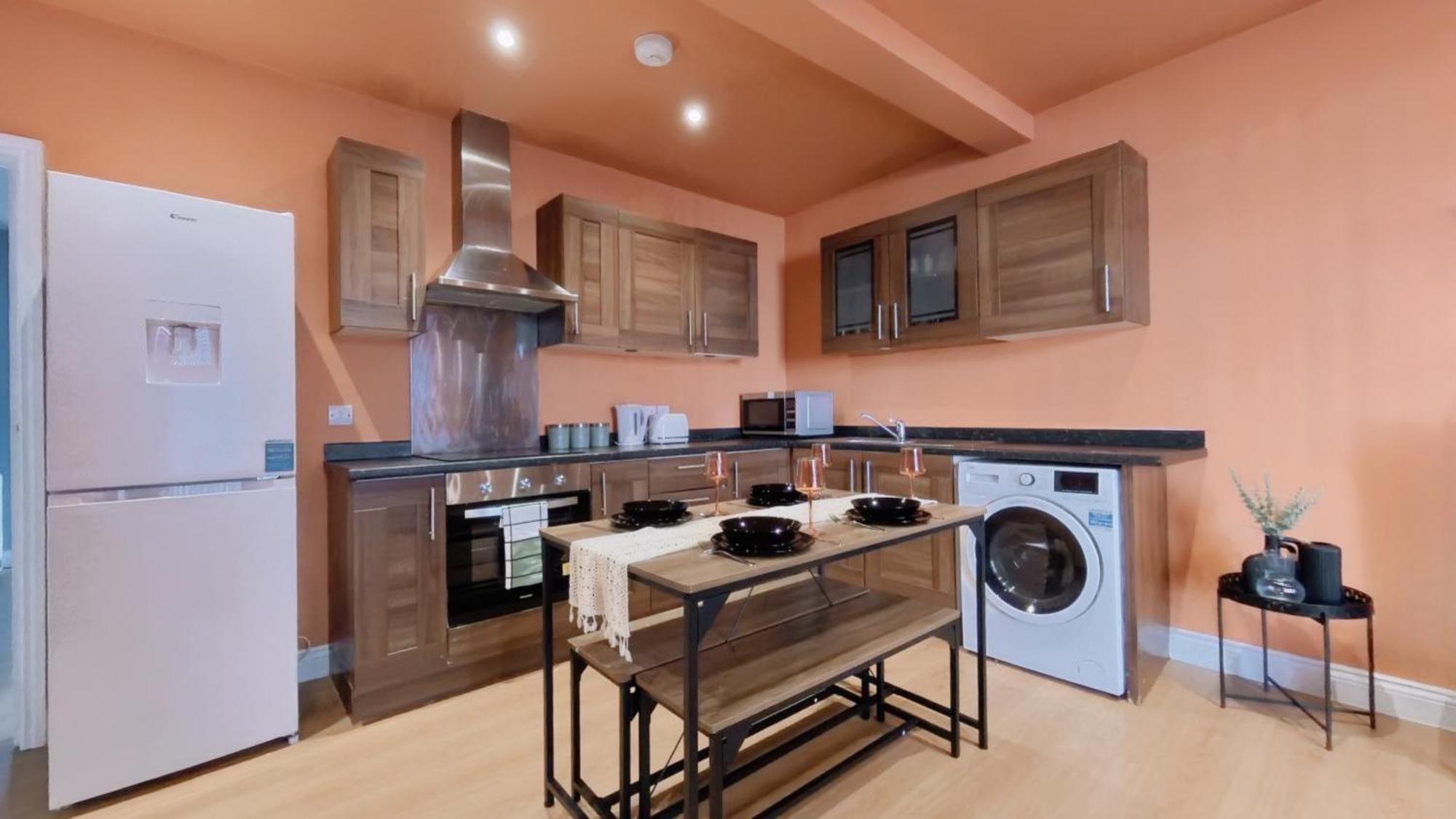 Апартаменты New Colourful & Spacious 2 Bedroom In With Free Wifi, Parking And Keyless Access Бирмингем