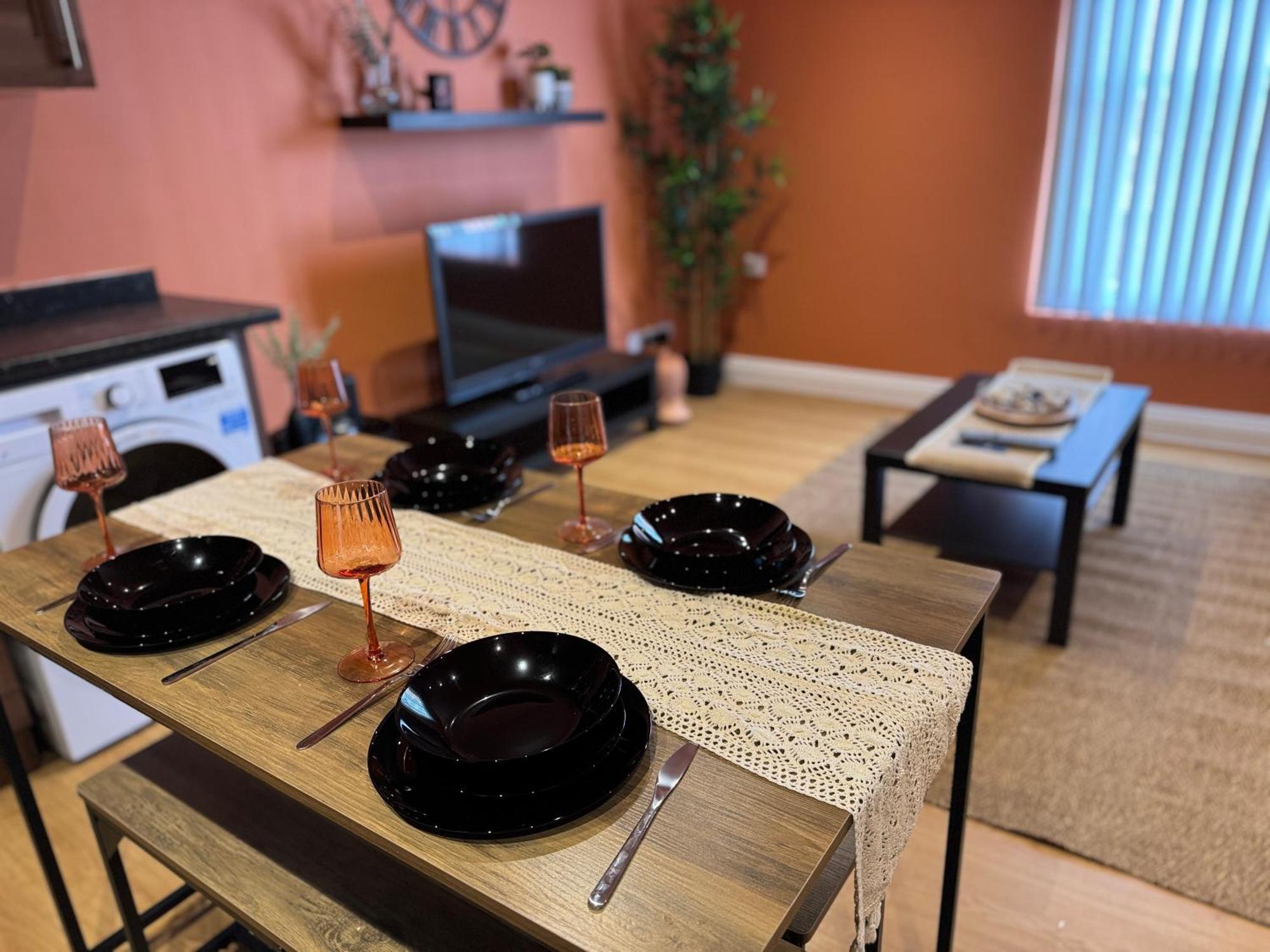 Апартаменты New Colourful & Spacious 2 Bedroom In With Free Wifi, Parking And Keyless Access
