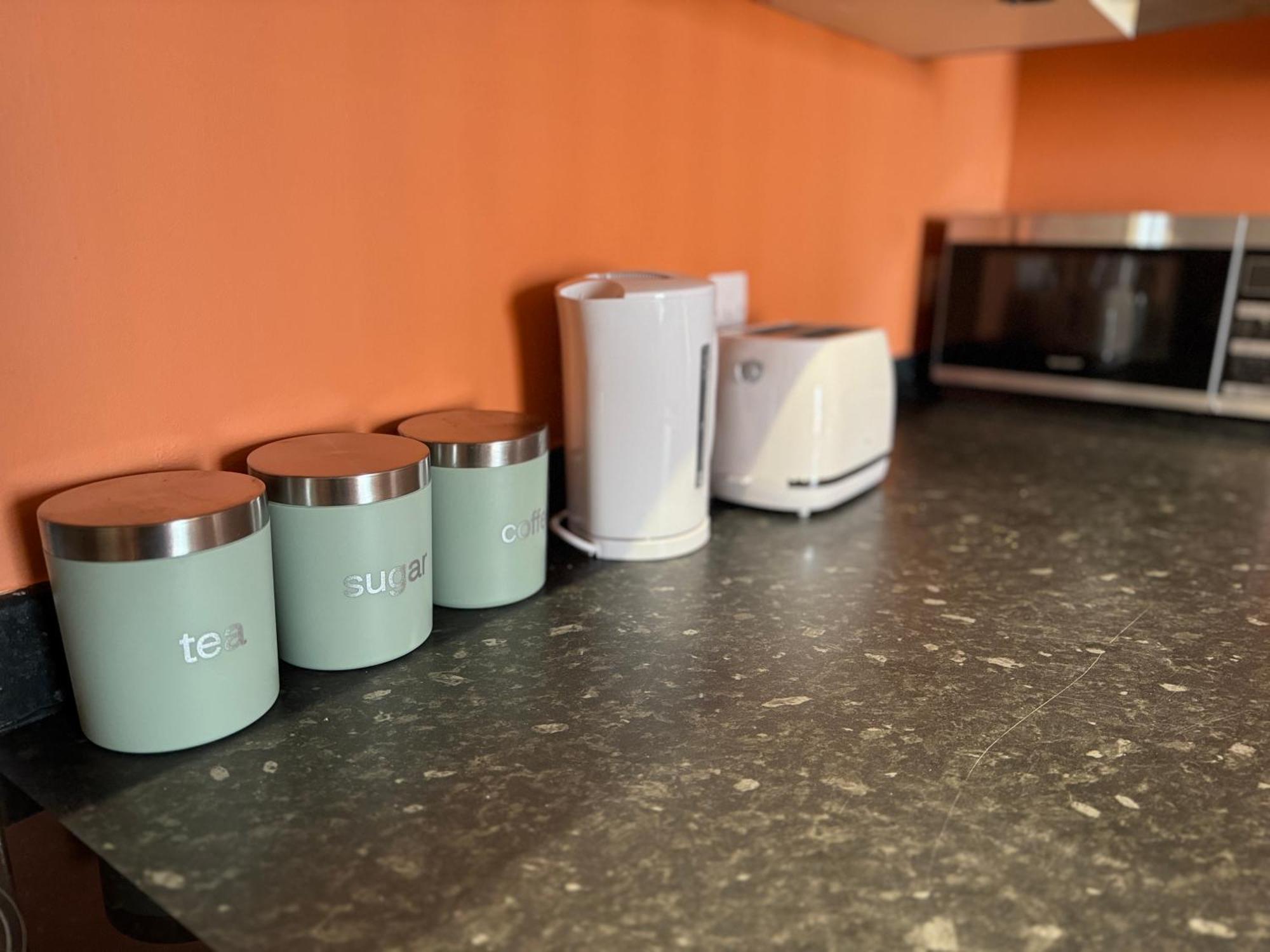 New Colourful & Spacious 2 Bedroom In With Free Wifi, Parking And Keyless Access Бирмингем
